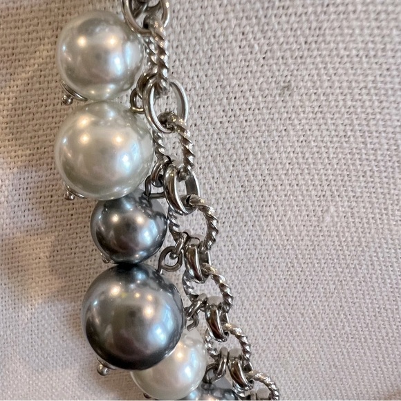 Elegant Silver and White Pearl Necklace - Picture 2 of 6